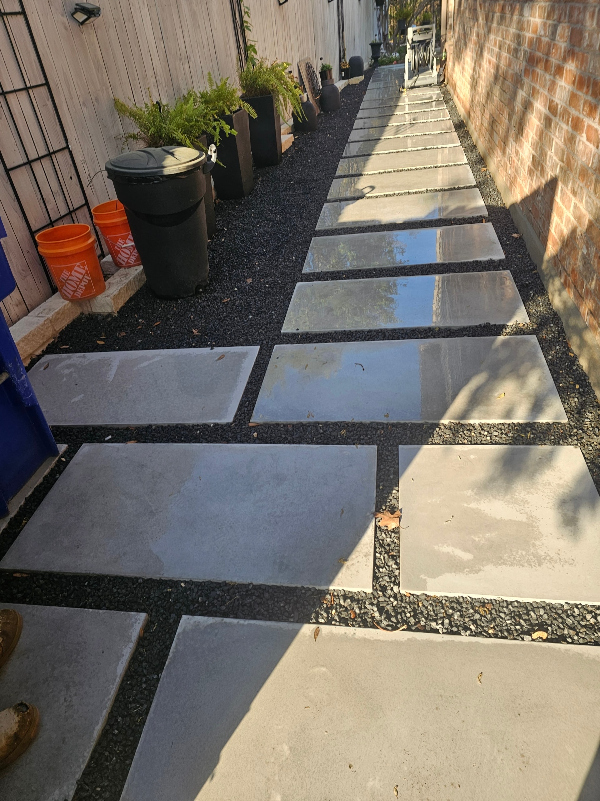 Narrow side yard with large slab stepping stones — Ancfence LLC